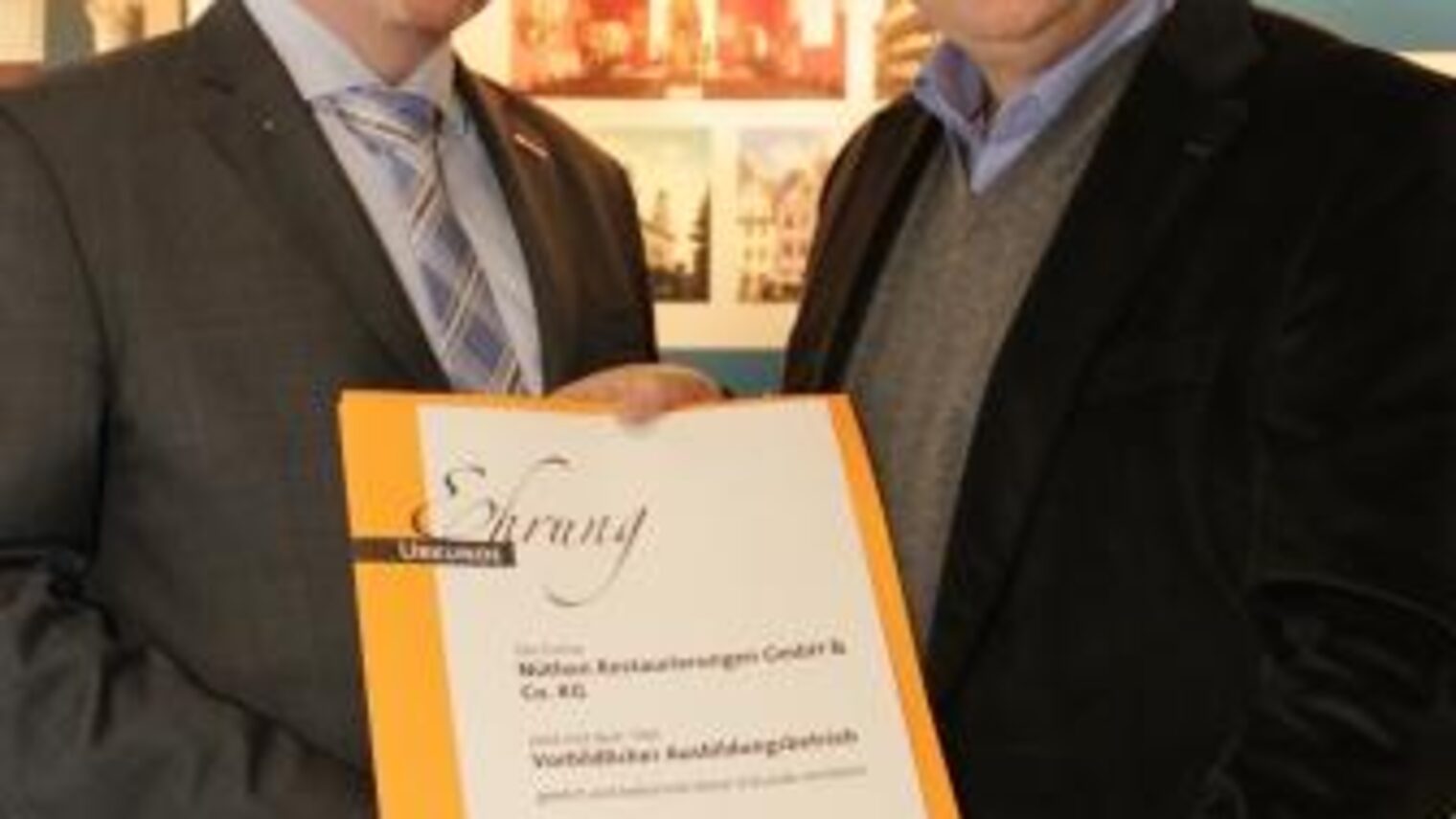 Arnd Künnecke nahm die Urkunde "Vorbildlicher Ausbildungsbetrieb" von Vizepräsident Thomas Erdmann entgegen.
