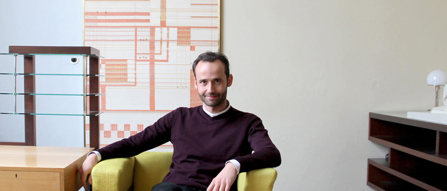 Ronny Schüler im rekonstruierten Direktorenzimmer von Walter Gropius am Staatlichen Bauhaus Weimar. Ronny Schüler im rekonstruierten Direktorenzimmer von Walter Gropius am Staatlichen Bauhaus Weimar.