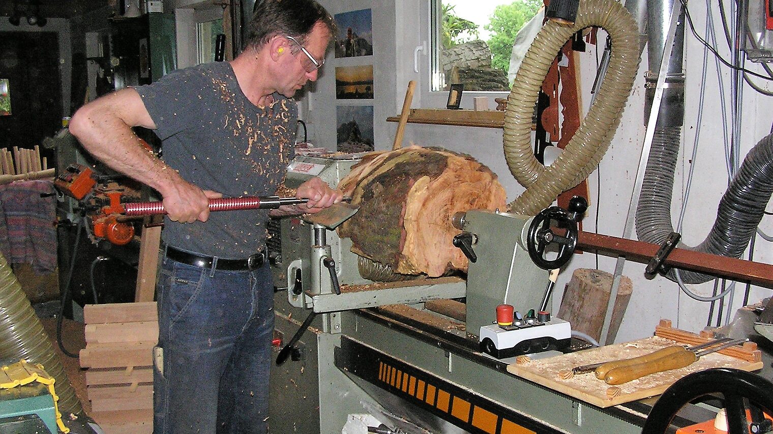 Uwe Nelke hat eine Passion für Holz. 