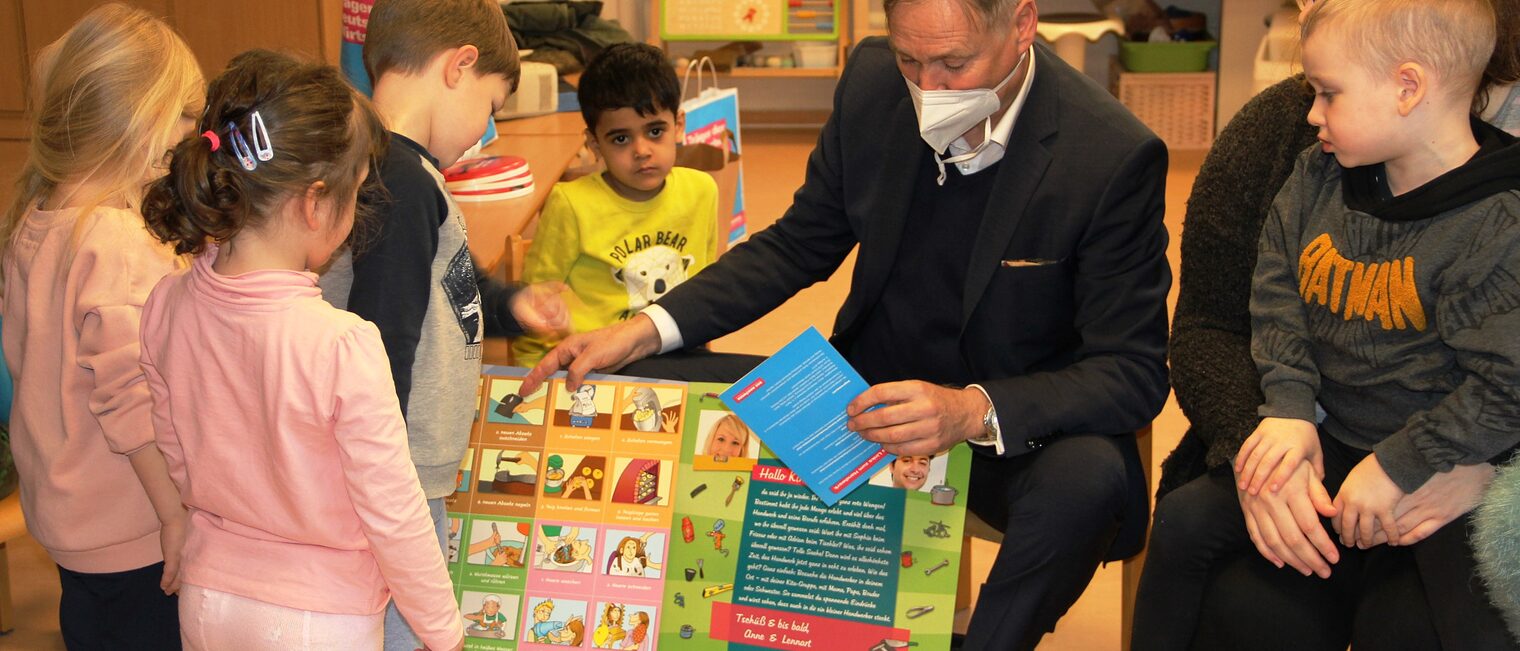 Der Präsident der Handwerkskammer Erfurt, Stefan Lobenstein, hat die Kinder der ASB Kindertagesstätte Sonnenschein in Buttstädt besucht und ihnen das Mitmachpaket für den Kita-Wettbewerb überreicht. Der Präsident der Handwerkskammer Erfurt, Stefan Lobenstein, hat die Kinder der ASB Kindertagesstätte Sonnenschein in Buttstädt besucht und ihnen das Mitmachpaket für den Kita-Wettbewerb überreicht.