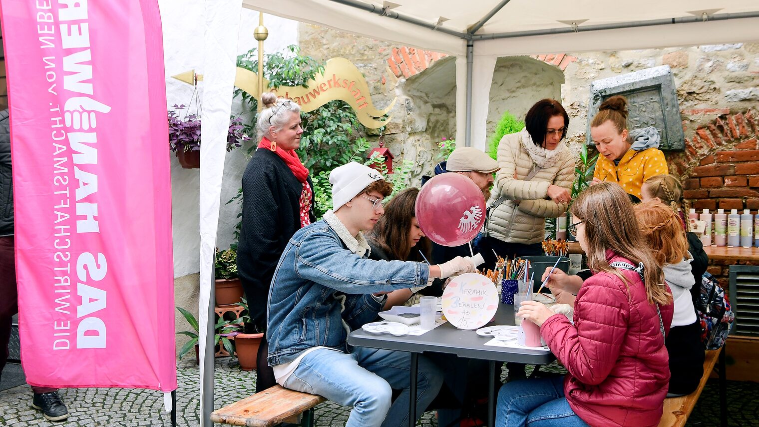 Kunsthandwerker laden Kinder und Jugendliche zum Mitmachen ein.