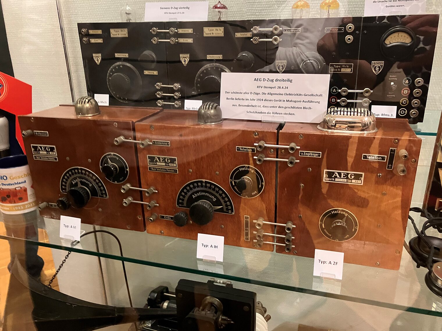 In der Ausstellung ist unter anderem das Gerät AEG D-Zug dreiteilig zu sehen, das die Allgemeine Elektrizitäts-Gesellschaft Berlin im Jahr 1924 in Mahagoni-Ausführung auslieferte.