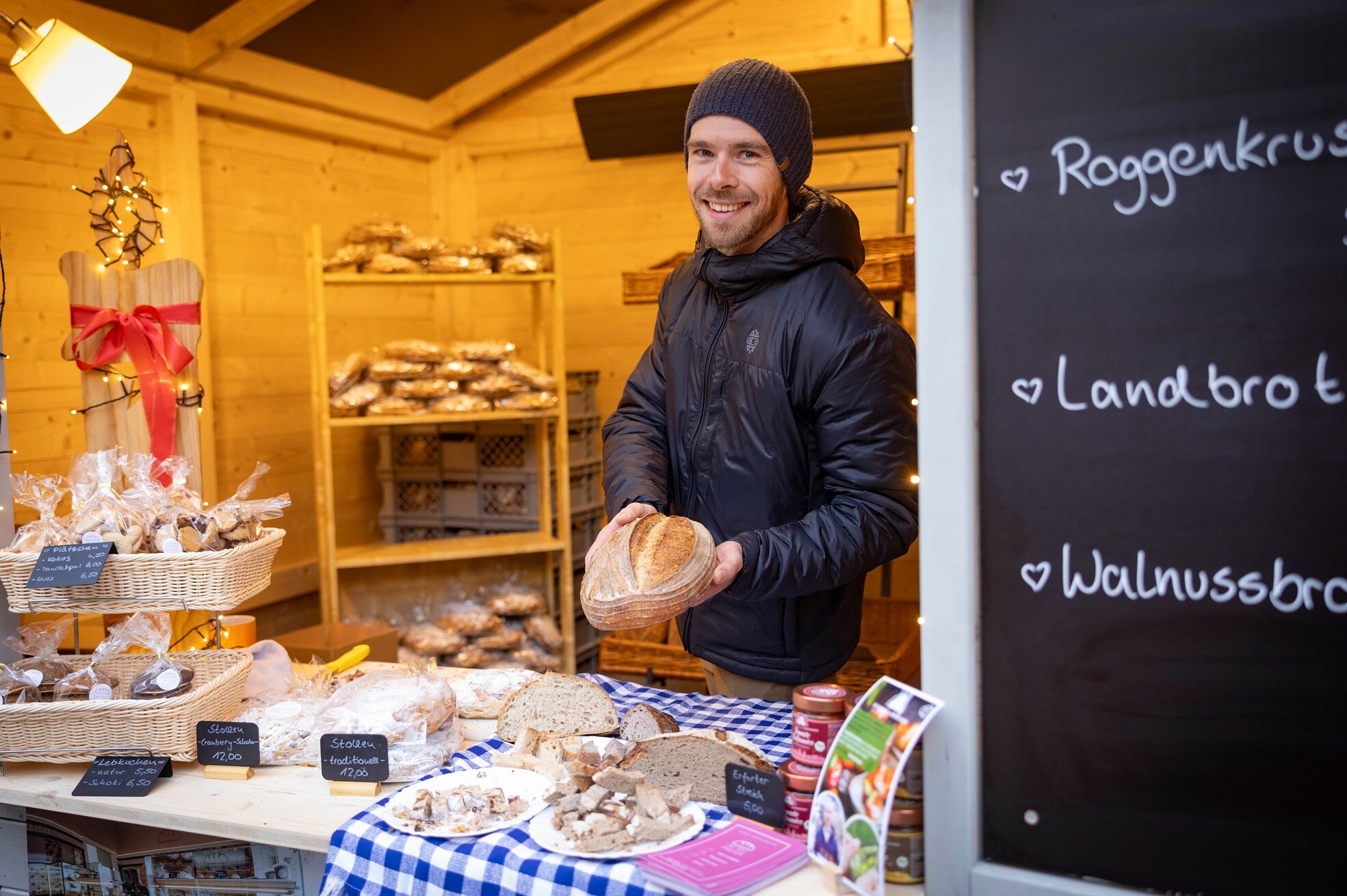 Der Weihnachtsmarkt hält allerhand Genussmomente und Geschenkideen für das Weihnachtsfest bereit. Maximilian Stiebling von der Bäckerei „Teigmacher“ aus Bad Tabarz bietet handwerklich gefertigte Brote, Sauerteigstollen und weihnachtliche Leckereien.