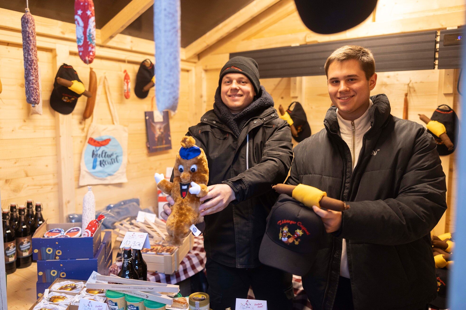 Beim Stand des Bratwurstmuseums dreht sich alles um die Bratwurst zum Weihnachtsfest. 