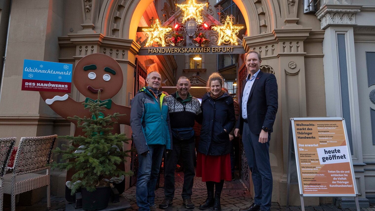 Der Vorstand des Vereins zur Förderung des Thüringer Handwerks e.V. lädt alle Besucher herzlich zum Verweilen und Genießen auf den Weihnachtsmarkt ein. Von rechts: Tobias Hinz (Vorsitzender), Anne Schleip, Frank Martin und Uwe Nelke.