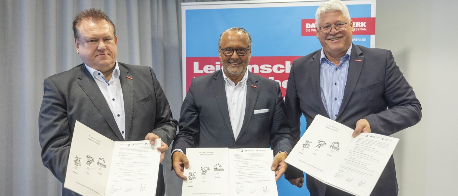 Am 14. Mai unterzeichneten die drei Hauptgeschäftsführer Dr. Andreas Brzezinski (HWK Dresden), Ralf Hellrich (Koblenz) und Thomas Malcherek (HWK Erfurt) eine Absichtserklärung für den Aufbau einer gemeinsamen Struktur für die Kompetenzbereiche „Robotik im Handwerk“ und „Entlastung der Arbeitskraft“. 14052024 - Unterzeichnung eines Kooperationsvertrags zwischen der Handwerkskammer (HWK) Erfurt, Koblenz und Dresden am Rande der Tagung der Hauptgeschaeftsfuehrer der HWK. Foto: Paul-Philipp Braun Schlagwort(e): 2024, thueringen, erfurt, hwk, handwerk, handwerkskammer, kammer