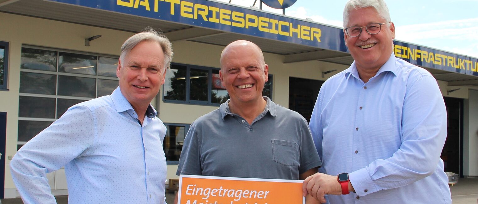 Dieter Ortmann, Gründer und CEO der MAXX SOLAR & ENERGIE GmbH & Co. KG (Mitte), freut sich über das neue Qualitätssiegel „Eingetragener Meisterbetrieb“ der Handwerkskammer Erfurt. HWK-Präsident Stefan Lobenstein (links) und Hauptgeschäftsführer Thomas Malcherek haben die neue Marke beim Unternehmensbesuch in Waltershausen übergeben. Dieter Ortmann, Gründer und CEO der MAXX SOLAR & ENERGIE GmbH & Co. KG (Mitte), freut sich über das neue Qualitätssiegel „Eingetragener Meisterbetrieb“ der Handwerkskammer Erfurt. HWK-Präsident Stefan Lobenstein (links) und Hauptgeschäftsführer Thomas Malcherek haben die neue Marke beim Unternehmensbesuch in Waltershausen übergeben.