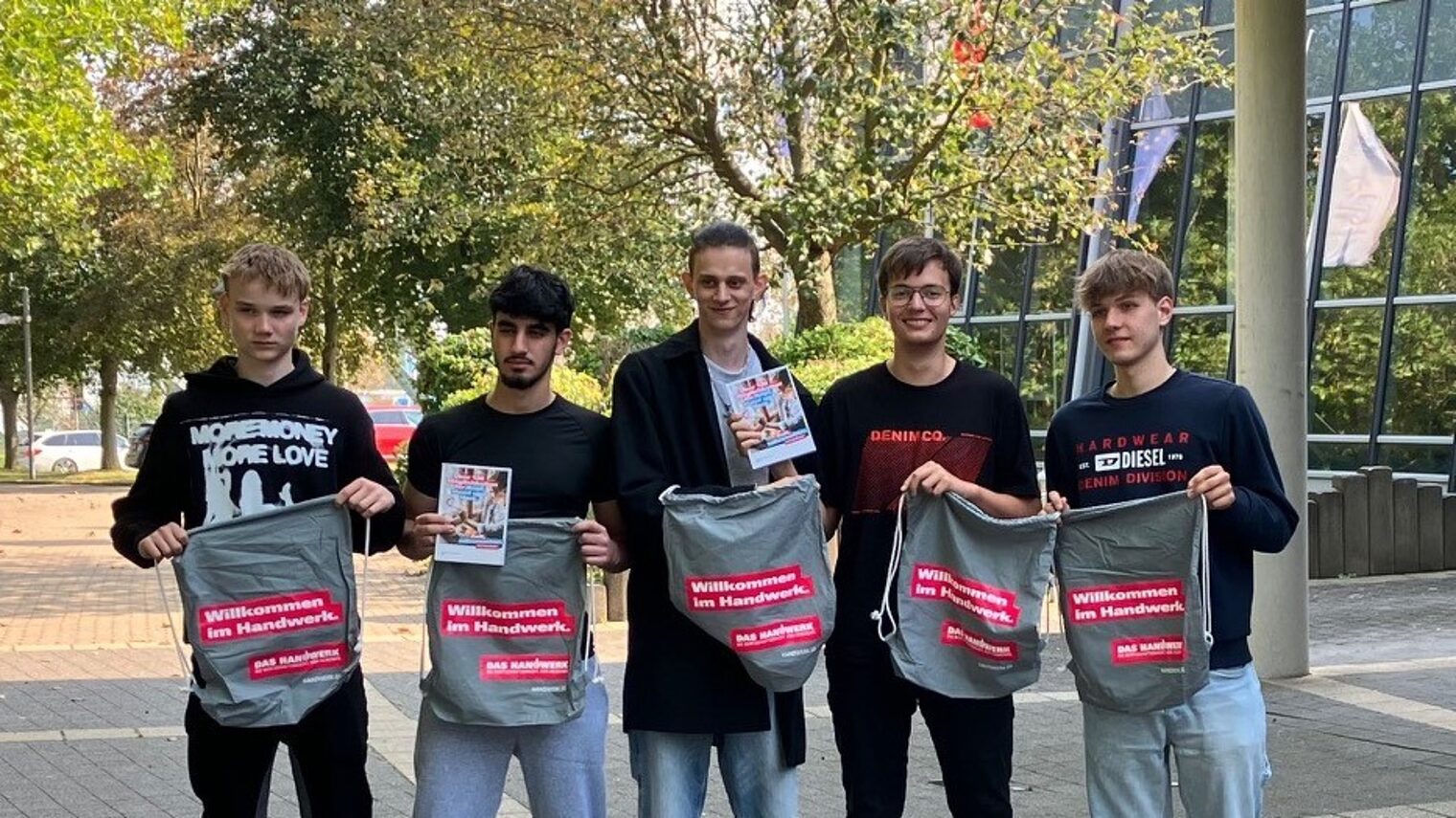 Schüler des Berufsschulcampus Unstrut-Hainich Mühlhausen freuen sich auf den Schulstart. Insgesamt wurden in diesem Schuljahr 149 neue Schülerinnen und Schüler an den vier Handwerkergymnasien der Kammer begrüßt. 