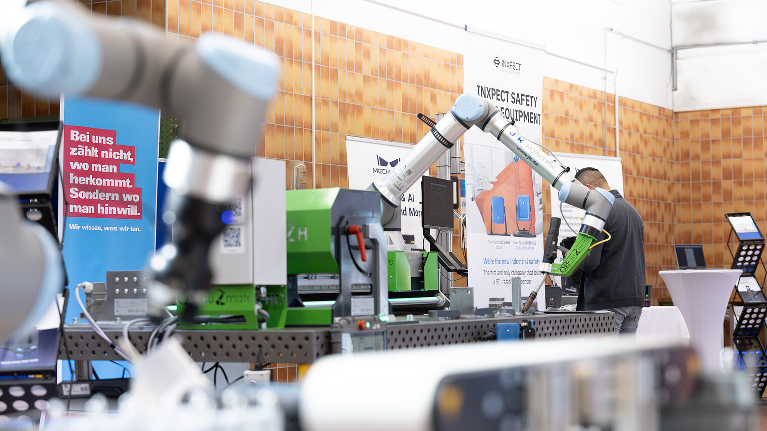 Die Verbindung von Handwerk und modernster Robotik-Technologie im Berufsbildungszentrum der Handwerkskammer Erfurt.